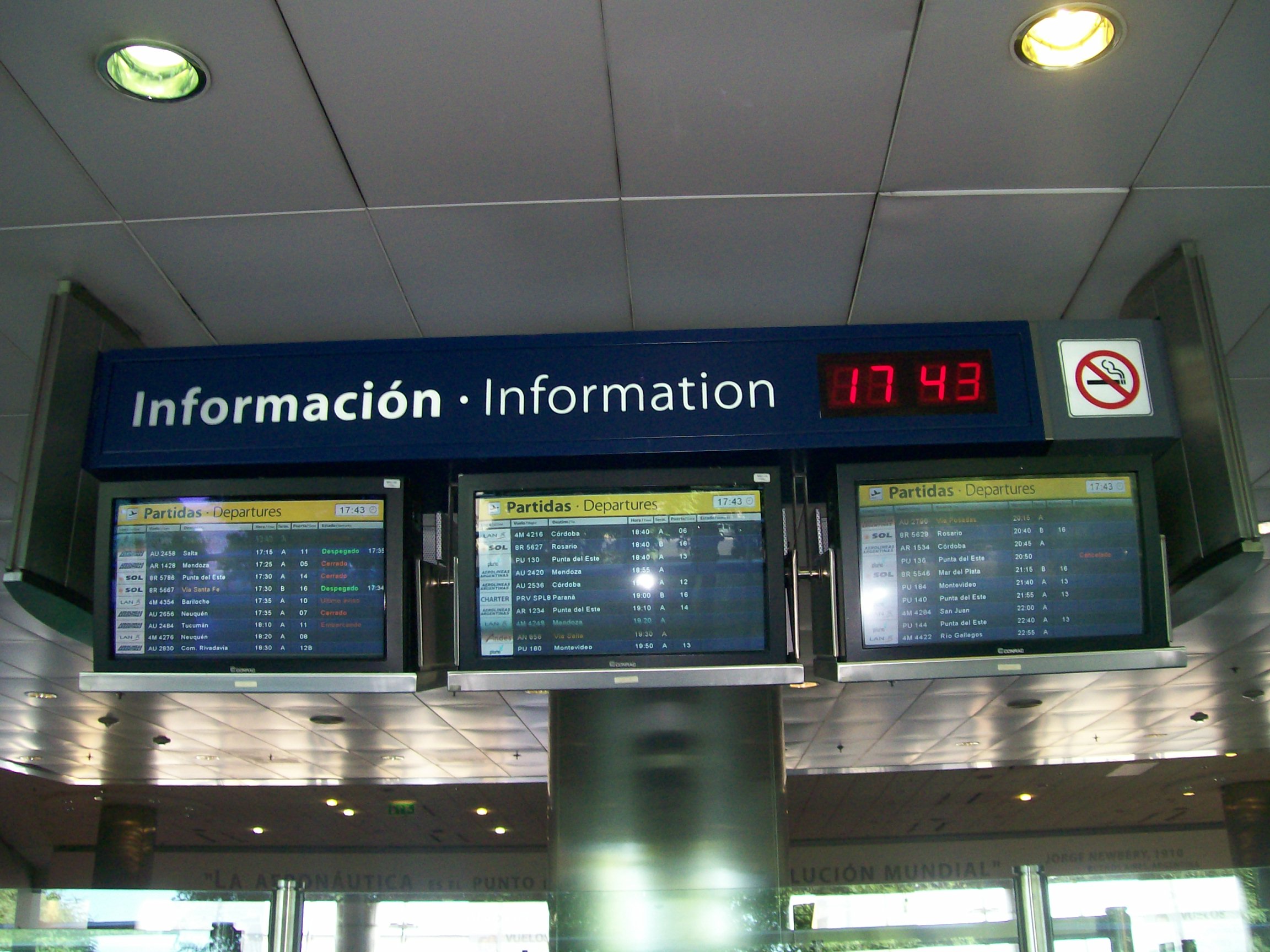 Pantalla con información en el Aeroparque