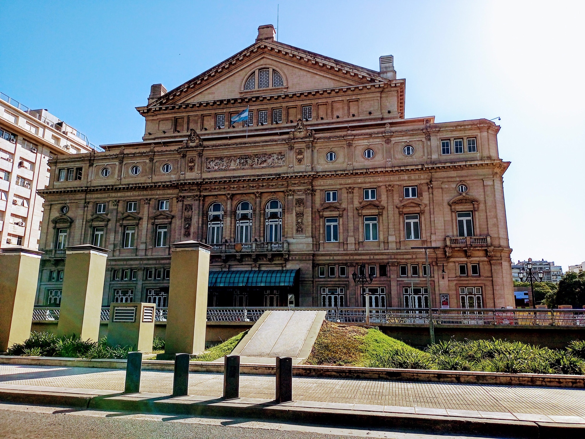 El Teatro Colón es uno de los teatros de ópera de mayor reconocimiento a nivel mundial, considerado el de mejor acústica en el mundo, y dotado de una belleza que deslumbra. De estilo ecléctico, repres