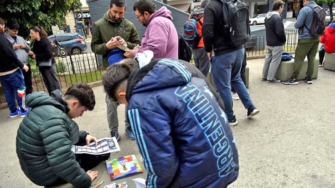 Por qué la fiebre de las figuritas del Mundial 2026 une generaciones y suma una campaña de adopción